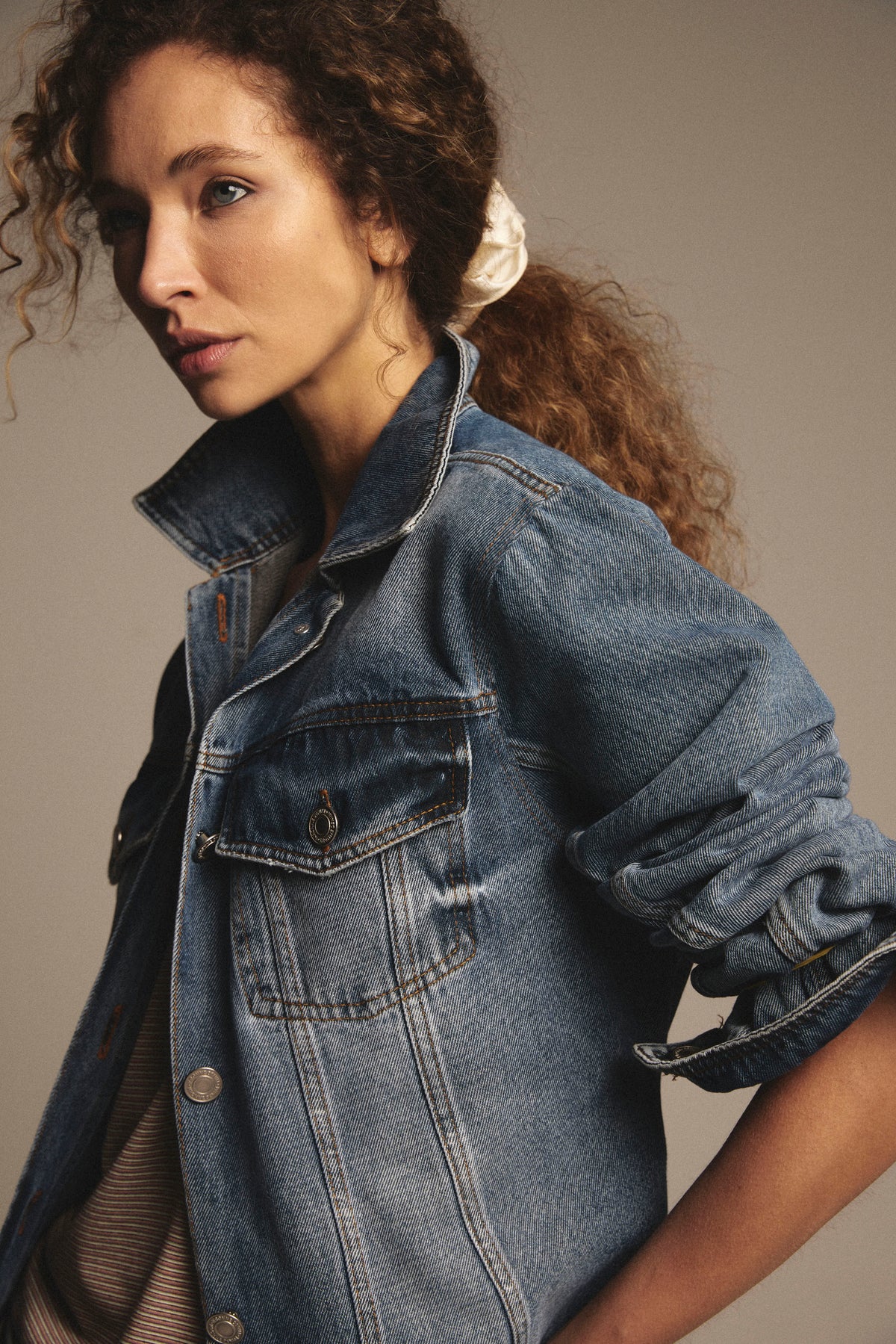 JAQUETA JEANS COM FAIXA NAS COSTAS