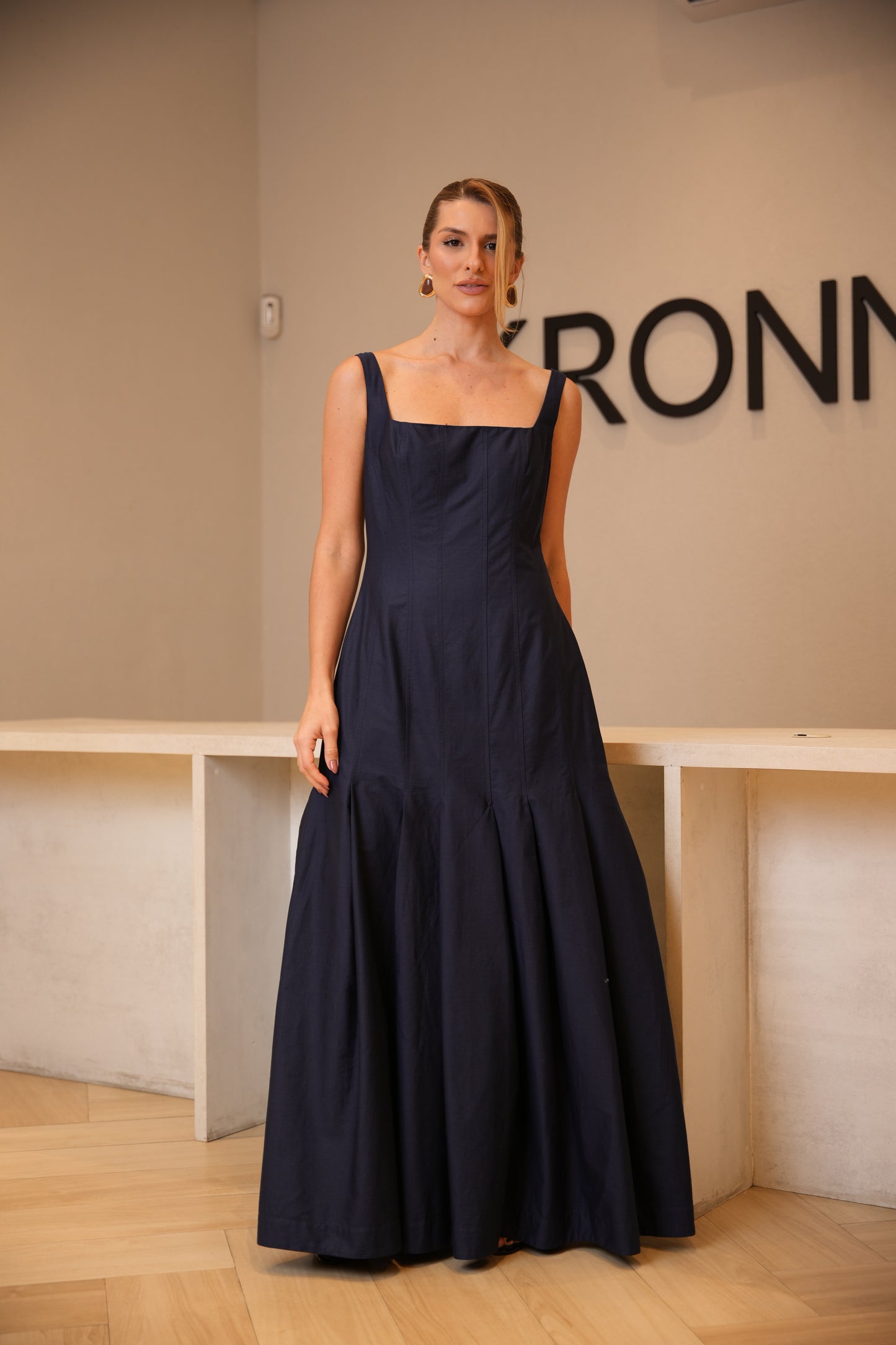 VESTIDO LONGUETE COM RECORTES KRONNE