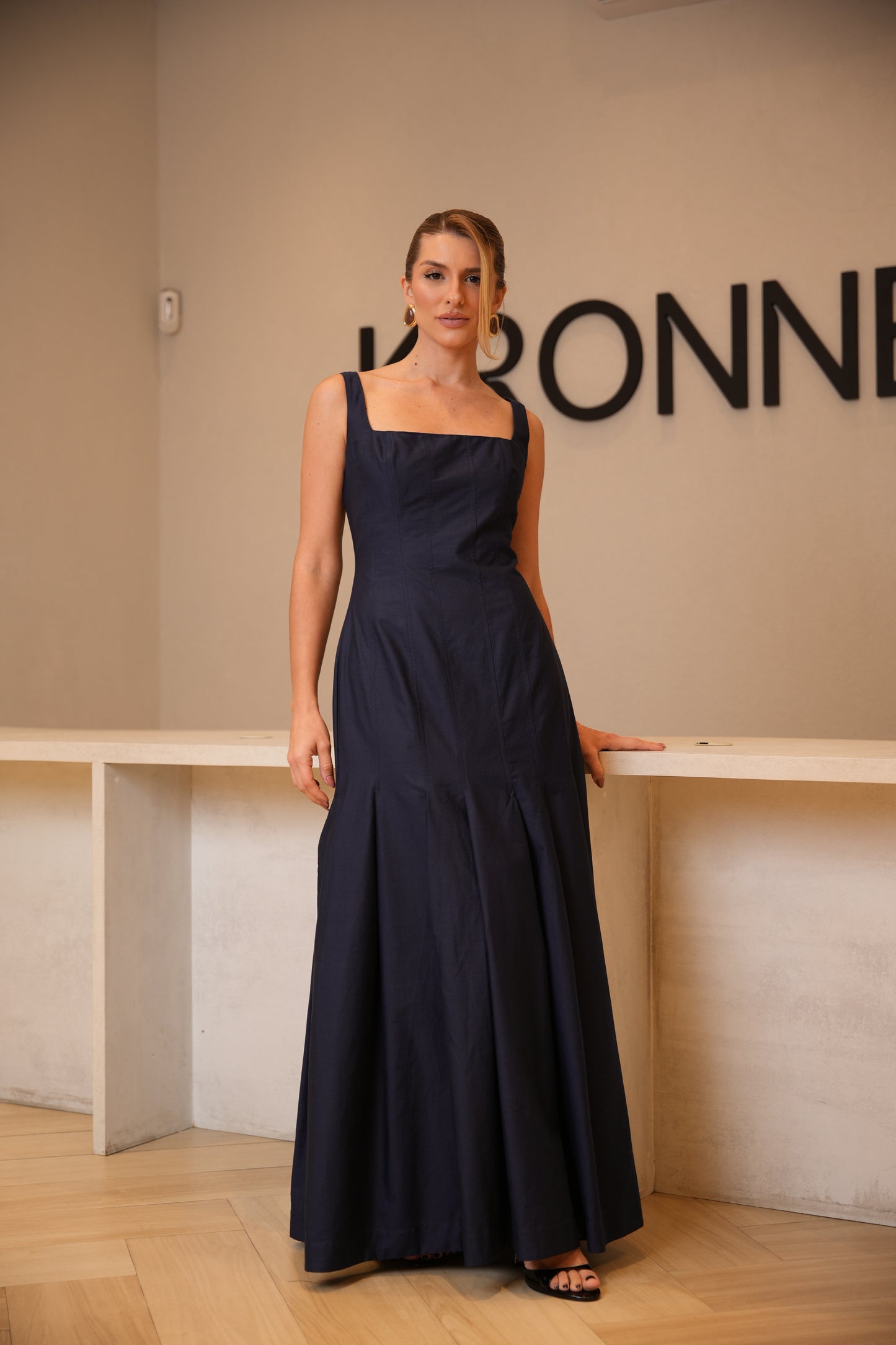 VESTIDO LONGUETE COM RECORTES KRONNE