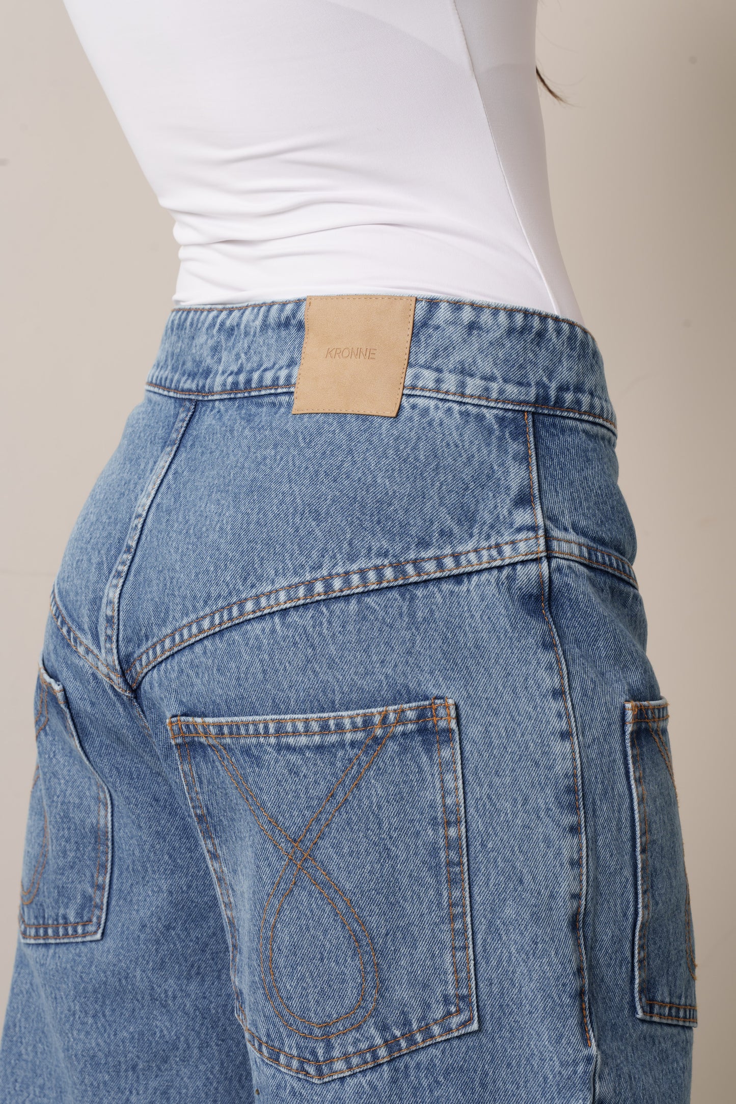 CALÇA JEANS BOLSO COM FILIGRANA