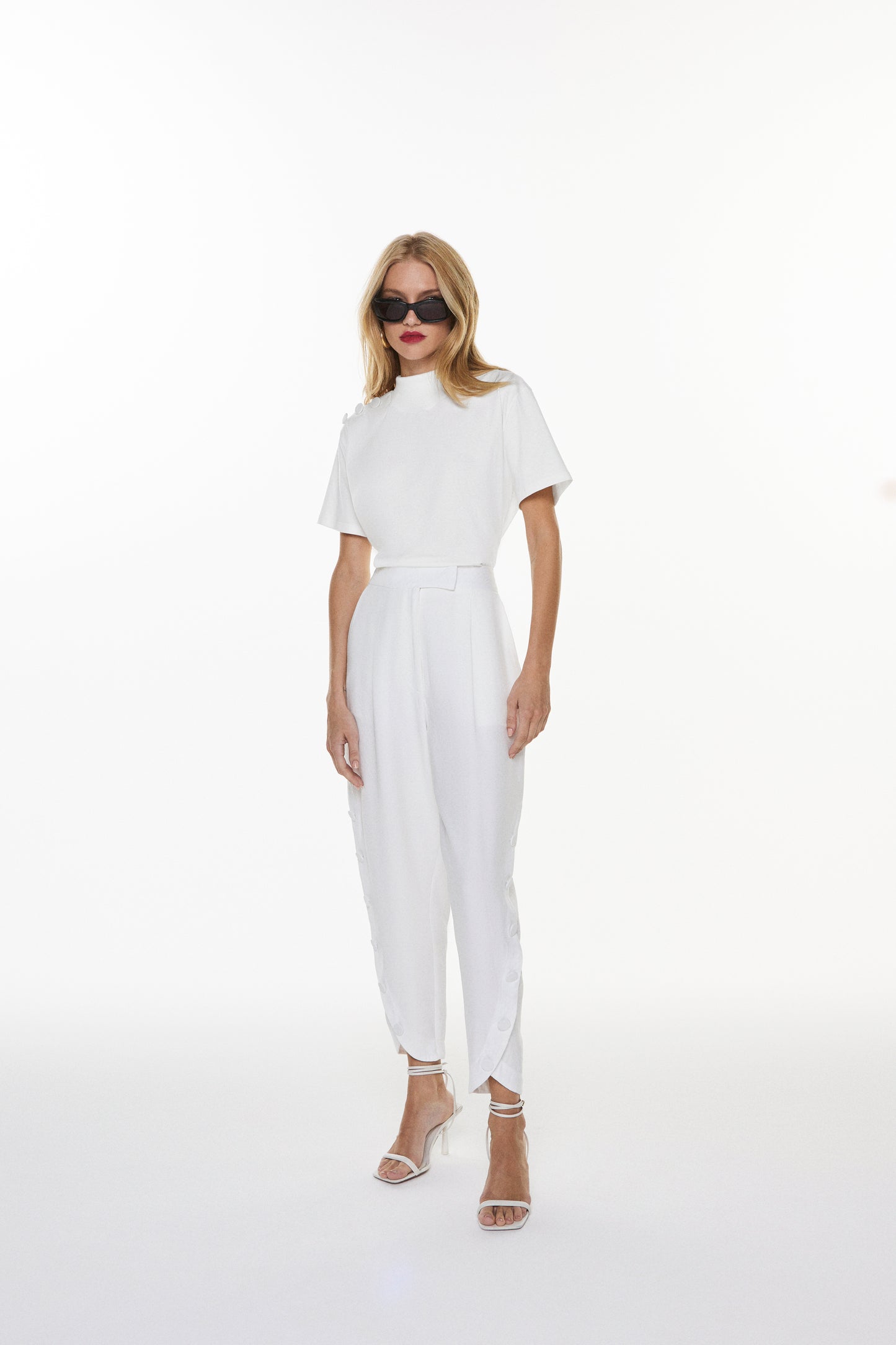 CALÇA TULIPA KRONNE COM BOTÕES NA BARRA