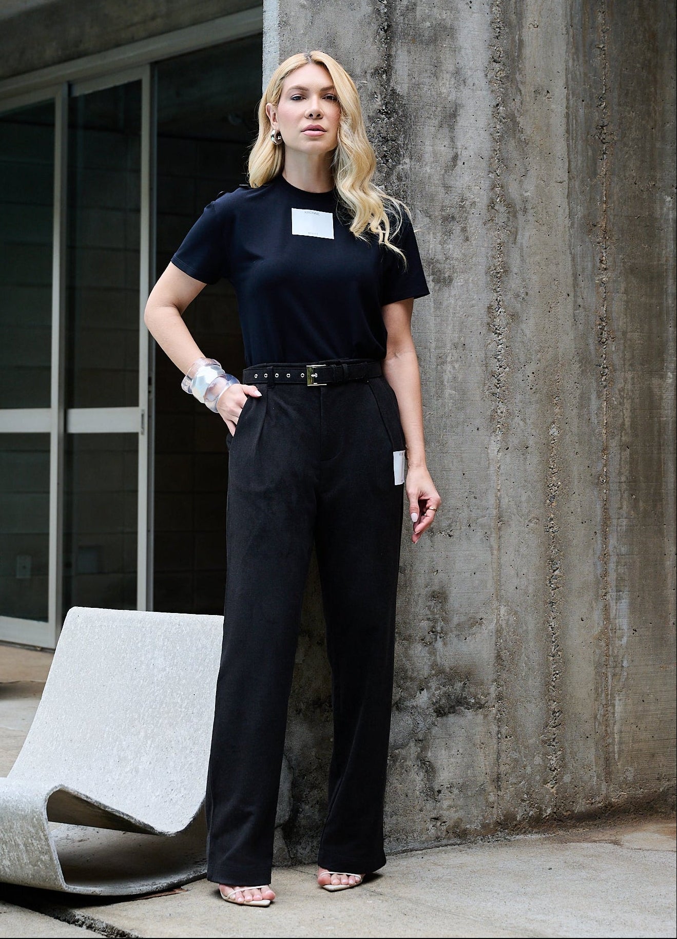 CONJUNTO BLUSA COM BOTÕES E CALÇA COM PREGAS E CINTO