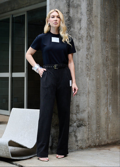 CONJUNTO BLUSA COM BOTÕES E CALÇA COM PREGAS E CINTO