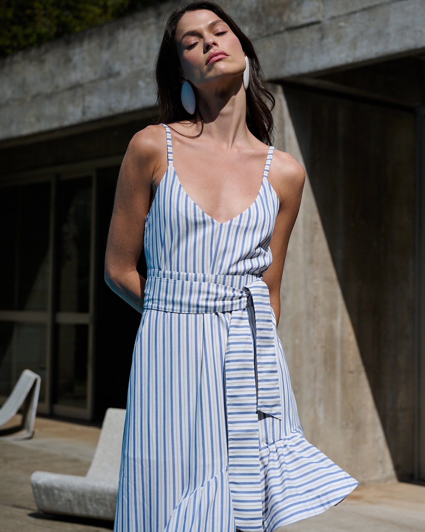 VESTIDO ALCINHA COM BABADO ASSIMÉTRICO COM FAIXA