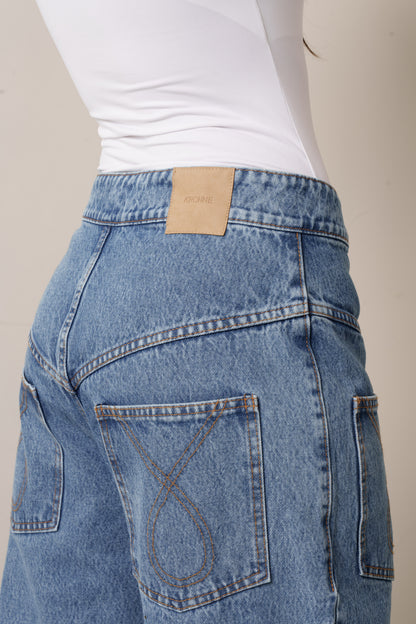 CALÇA JEANS BOLSO COM FILIGRANA