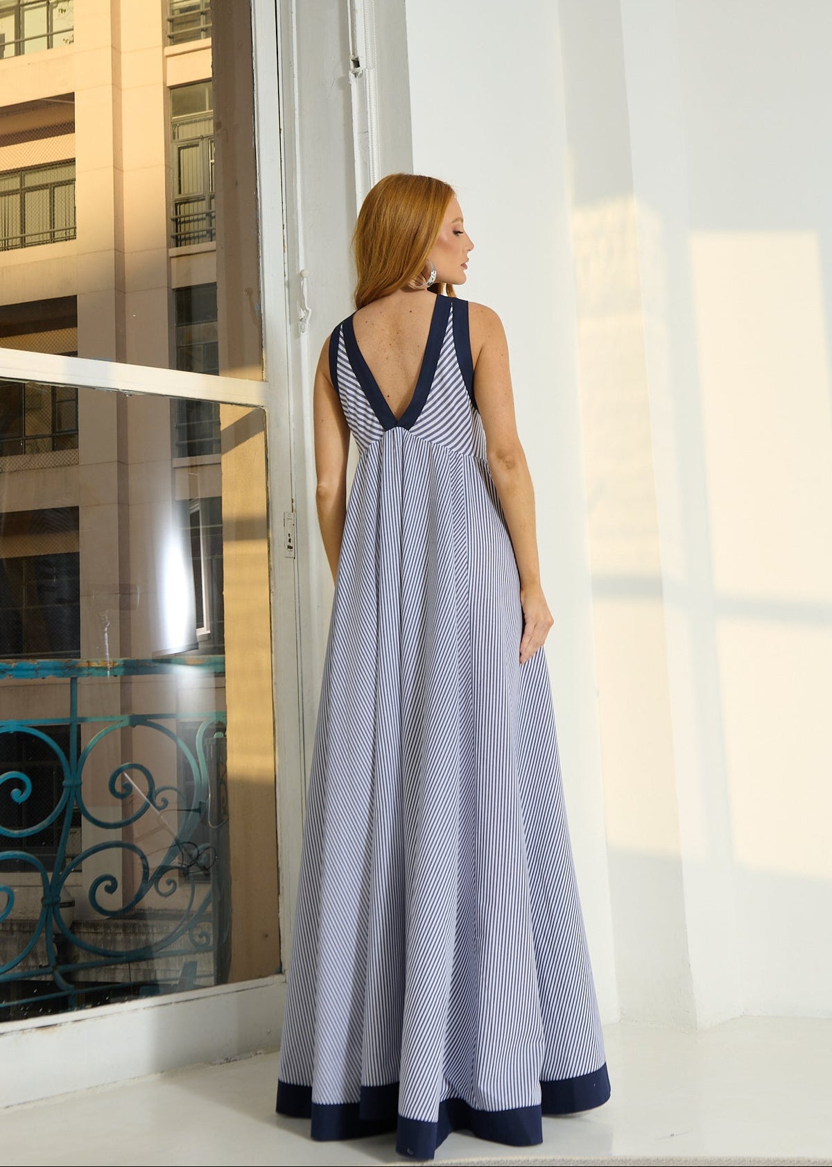 VESTIDO DECOTE V COM LISTRAS