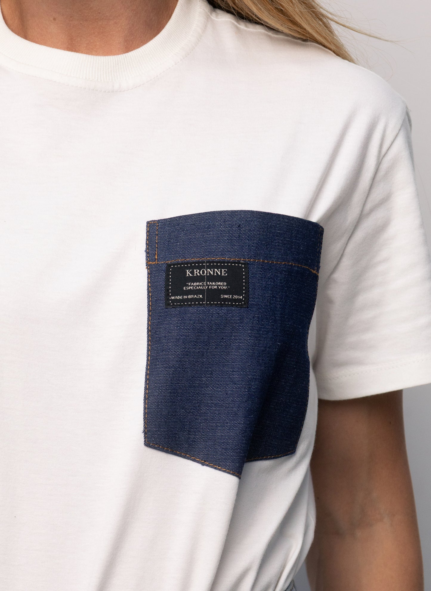 T-SHIRT COM BOLSO JEANS KRONNE