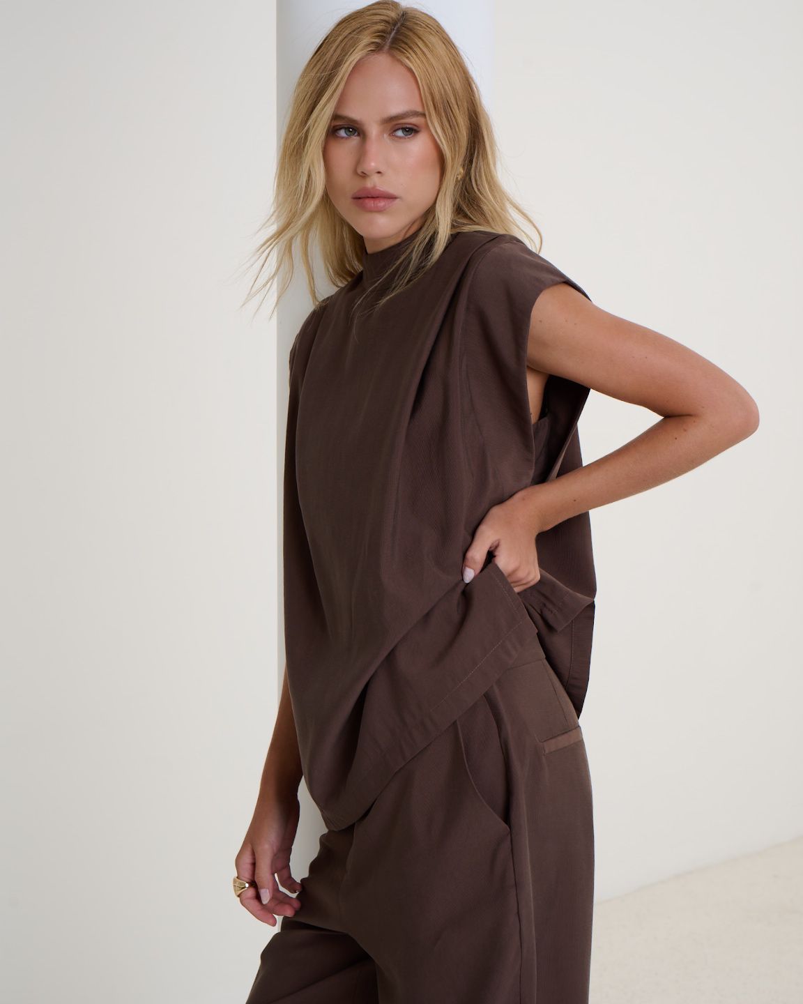 BLUSA GOLA ALTA EM ALFAIATARIA KRONNE