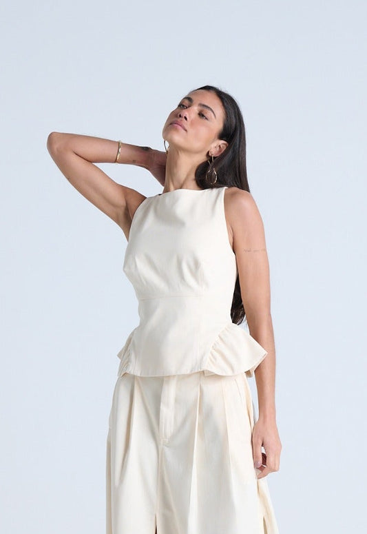 BLUSA COM RECORTES E BABADO LATERAL