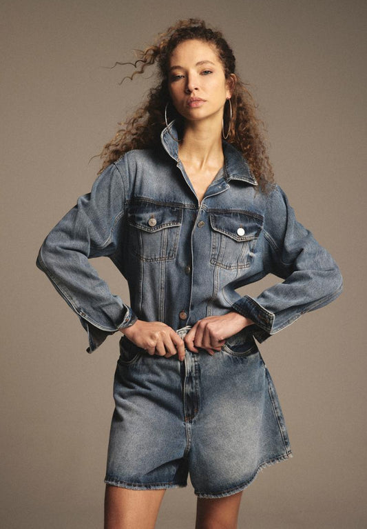JAQUETA JEANS COM FAIXA NAS COSTAS